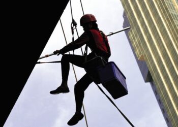 BURUH asing mencuci cermin di bangunan di bangunan Quattro West, Petaling Jaya. Kerajaan perlu menubuhkan menubuhkan pusat tenaga kerja kebangsaan bagi merekrut lepasan Sijil Pelajaran Malaysia (SPM) yang tercicir atau tidak melanjutkan pengajian ke peringkat tinggi. - GAMBAR HIASAN