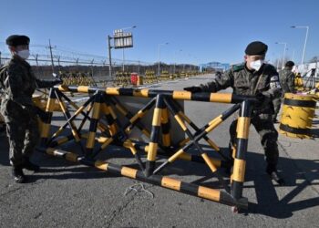 TENTERA Korea Selatan memasang sekatan di pusat pemeriksaan di jambatan Tongil yang memisahkan dengan Korea Utara. – AFP