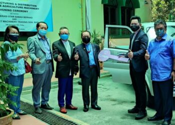 JEFFREY Kitingan (empat kiri) menyempurnakan simbolik kerjasama antara KOPSTAR dan Trucknet di Kota Kinabalu hari ini.