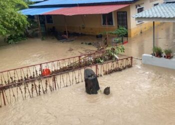 BEBERAPA kawasan di sekitar bahagian pulau Pulau Pinang antaranya di Bayan Lepas; Bayan Baru dan Teluk Kumbar dilanda banjir kilat ekoran hujan lebat sejak awal pagi tadi.