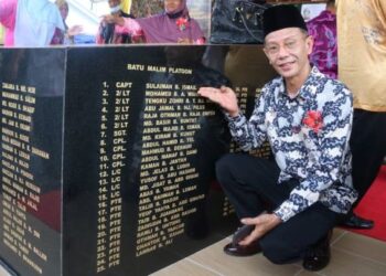 AZHAR Sulaiman menunjukkan nama ayahnya, Sulaiman Ismail yang dicatatkan di Tugu Force 136 Kem Puncak Mas di Raub, Pahang. - UTUSAN/ SALEHUDIN MAT RASAD