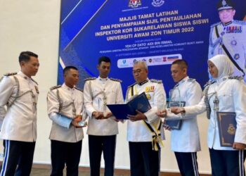 YUSERRIE Zainuddin (tiga dari kanan) bersama pelatih terbaik UMP sempena Majlis Tamat Latihan dan Pentampaian Sijil Pentauliahan Inspektor Kor SUKSIS Universiti Awam Zon Timur di UMP Pekan di Pekan, Pahang.