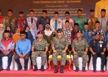 TENGKU HASSANAL Ibrahim Alam Shah (tengah) bersama waris tentera Force 136 selepas merasmikan Tugu Peringatan Force 136 di Kem Puncak Mas di Raub, Pahang. - UTUSAN/ SALEHUDIN MAT RASAD