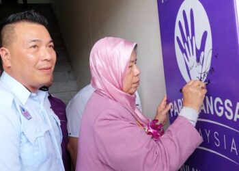 ZURAIDA Kamaruddin ketika merasmikan pejabat PBM Pulau Pinang di Juru hari ini.