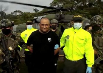 ANGGOTA tentera Colombia dan polis mengiringi Otoniel selepas ditahan di Bogota. – AFP