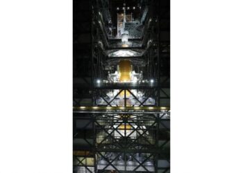KAPAL angkasa Orion diletakkan di atas roket Sistem Pelancaran Angkasa Lepas bagi ujian penerbangan Artemis 1 di Pusat Angkasa Kennedy di Florida. – AFP
