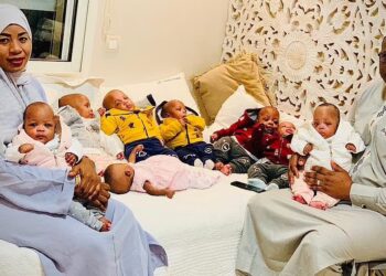 HALIMA Cisse bergambar bersama suaminya, Kader Arby dan sembilan anak kembarnya di Maghribi. – PETER ALLEN