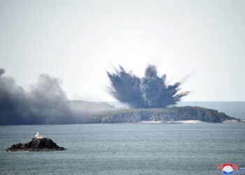 KOREA Utara dan Korea Selatan saling berbalas tembakan amaran selepas mendakwa kapal dari negara masing-masing menceroboh sempadan maritim. - YONHAP