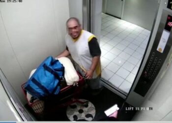 TANGKAP layar rakaman kamera litar tertutup yang menunjukkan suspek tersenyum ketika masuk ke lif sambil menolak troli berisi mayat mangsa. - AGENSI
