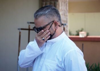 AWIE sebak ketika menziarahi jenazah Mamat Khalid di Taman Ipoh Jaya Timur 1 di Ipoh hari ini.  - UTUSAN/ZULFACHRI ZULKIFLI