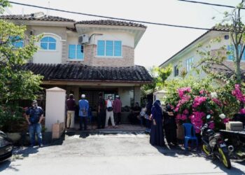 ORANG ramai yang menziarahi jenazah
Allahyarham Mamat Khalid di Taman Ipoh Jaya Timur 1 di Ipoh hari ini. - UTUSAN/ZULFACHRI ZULKIFLI