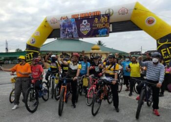 AHMAD Faizal Azumu (tengah) pada program Senamrobik Perdana Trofi Peja 2021 di Padang Bola Sepak Lintau, Manjoi di Ipoh hari ini. - UTUSAN/ASLIZA MUSA