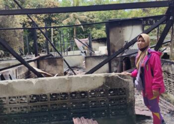 NORHASIMAH Mahmud menunjukkan keadaan rumah keluarganya yang musnah dalam kebakaran di Kampung Purun, Kuala Pilah kira-kira pukul 4.50 pagi tadi.-UTUSAN/NOR AINNA HAMZAH.
