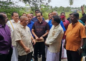 SAARANI Mohamad (empat dari kiri) diberi penerangan mengenai keperluan penduduk Kampung Chengai pada program ramah mesra sempena Hari Deepavali di Sungkai dekat Tanjung Malim hari ini. - UTUSAN/AIN SAFRE BIDIN