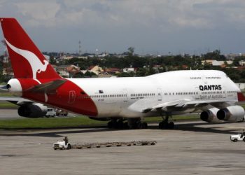Qantas Airways menawarkan ganjaran kepada penumpang yang telah divaksin sepenuhnya merangkumi baucar penerbangan serta kredit status program kesetiaan.  - AFP