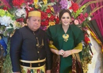 MAJLIS pertunangan Ajis dan Nadia tular dalam media sosial apabila ahli perniagaan tersebut memberi duit belanja kepada bakal isterinya sebanyak 3.7 juta rupiah. - AGENSI