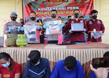 POLIS Musi Rawas menunjukkan barangan yang dicuri oleh OF dan keluarganya. - AGENSI
