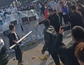 RUSUHAN tercetus antara pekerja kilang Foxconn dan anggota keselamatan di bandar Zhengzhou di China. - AFP