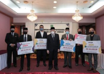 ABDUL Aziz Sheikh Ab. Kadir (tengah) bersama wakil-wakil syarikat korporat pada Majlis Penyerahan Bayaran Zakat Perniagaan Syarikat-Syarikat Korporat di Seremban, semalam.