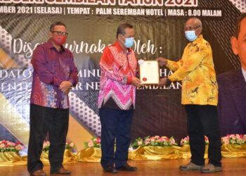AMINUDDIN Harun (tengah) bersama Pengarah JBPM Negeri Sembilan, Hamdan Ali (kiri) menyerahkan sijil penghargaan kepada petugas JBPM Negeri Sembilan pada Majlis Apresiasi JBPM Negeri Sembilan di Seremban semalam.UTUSAN/ZAKKINA WATI AHMAD TARMIZI.