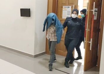 NG Siew Eng (kiri) mengaku tidak bersalah atas pertuduhan pecah amanah wang syarikat bernilai RM1.28 juta di Mahkamah Sesyen di Kuantan, Pahang. - UTUSAN/ DIANA SURYA ABD WAHAB