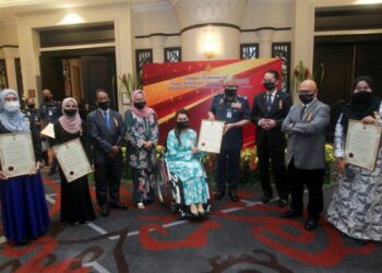 ANTARA penerima khas PKP dan penerima PCB dalam kalangan media pada Majlis Istiadat Penganugerahan Pingat Kebesaran Jabatan Bomba dan Penyelamat Malaysia (JBPM), di Putrajaya.- UTUSAN/FAISOL MUSTAFA