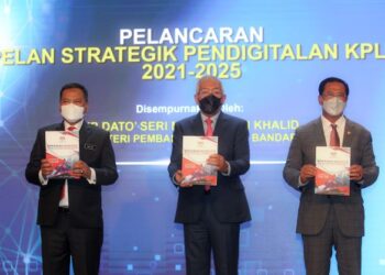 MAHDZIR Khalid menunjukkan buku Pelan Strategik Pendigitalan KPLB 2021-2025 di Kementerian Pembangunan Luar Bandar, Putrajaya. -UTUSAN/ FAISOL MUSTAFA