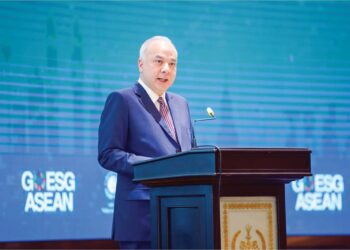 SULTAN Nazrin Muizzuddin Shah menyampaikan ucapan di Sidang Kemuncak ASEAN GO ESG 2022 di Kuala Lumpur, semalam.
