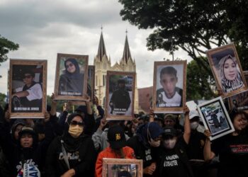 PEMINAT bola sepak menghadiri perhimpunan di hadapan balai raya di Malang bulan lalu menuntut siasatan yang adil berikutan insiden rempuhan maut di Stadium Kanjuruhan.-AFP