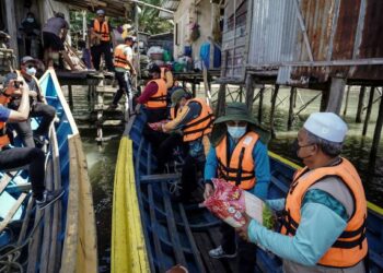 ADA beranggapan kononnya masyarakat tidak perlu menghulurkan bantuan kepada golongan memerlukan atas alasan tugas itu seharusnya digalas oleh jabatan agama Islam negeri masing-masing. – UTUSAN/FARIZ RUSADIO