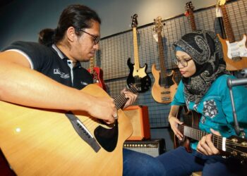 WALAUPUN muzik dapat mengubah diri seseorang, tetapi jangan sehingga terjerumus dalam pengaruh
negatif.