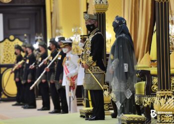 Yang di-Pertuan Agong Al-Sultan Abdullah Ri’ayatuddin Al-Mustafa Billah Shah dan Raja Permaisuri Agong Tunku Hajah Azizah Aminah Maimunah Iskandariah berkenan berangkat ke Istiadat Menghadap dan Pengurniaan Darjah Kebesaran, Bintang dan Pingat Persekutuan 2021 bersempena Hari Keputeraan Rasmi Yang di-Pertuan Agong di Istana Negara hari ini. - Foto BERNAMA