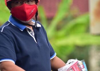 ADLY Zahari menggunakan skuter bagi menyampaikan risalah kempen.