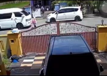 TANGKAP layar dari rakaman CCTV ketika murid sekolah dilanggar van dinaikinya di Sepang, Selangor.