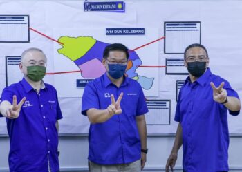 HISHAMMUDDIN Tun Hussein bersama Presiden MCA, Datuk Seri Dr. Wee Ka Siong dan calon BN bagi kerusi DUN Kelebang, Lim Ban Hong di bilik gerakan jentera BN.