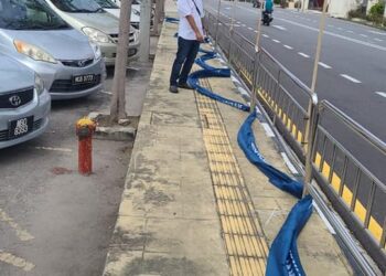 Bendera Perikatan Nasional dijatuhkan dan menjadi mangsa vandalisme.