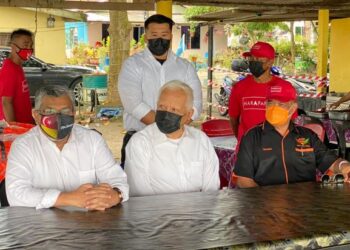 MOHD. Khalil Yaakob (duduk, tengah) menyertai kempen Pakatan Harapan sempena Pilihan Raya Negeri (PRN) Melaka, baru-baru ini. Turut kelihatan Presiden Amanah, Mohamad Sabu (duduk, kanan). – FACEBOOK MOHAMAD SABU
