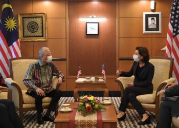 ISMAIL Sabri Yaakob mengadakan perbincangan bersama Raimondo di Parlimen, hari ini.