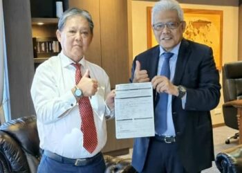 MOHAMMADIN Ketapi menyerahkan borang keahlian Bersatu kepada Hamzah Zainudin.