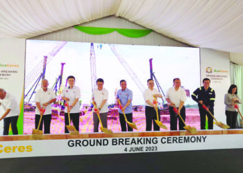 ONN HAFIZ GHAZI (tengah) menyempurnakan Majlis Pecah Tanah Loji Memproses Bahan Api Jet Mampan Ecoceres di Kawasan Perindustrian Tanjung Langsat, Pasir Gudang.