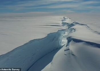 KEJADIAN bongkah ais pecah tiada kaitan dengan perubahan iklim. - AGENSI   