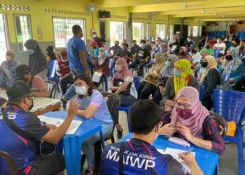 SKUAD Jejak Asnaf Baitulmal MAIWP sedang mengumpul butiran penerima bantuan zakat di Kuala Lumpur yang terjejas akibat banjir besar baru-baru ini. - Foto ihsan PPZ MAIWP