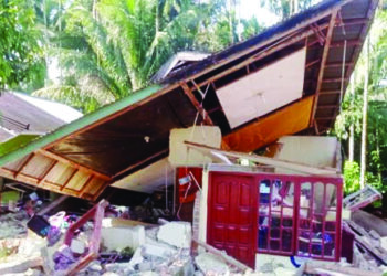 KEADAAN sebuah rumah penduduk yang musnah akibat gempa bumi di Pasaman Barat, Sumatera Barat. - AGENSI