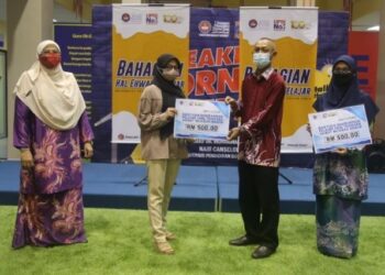 DR. NORKHALID Salimin (dua dari kanan) menyampaikan sumbangan kepada pelajar yang terkesan banjir di UPSI Tanjung Malim semalam. - UTUSAN/IHSAN UPSI