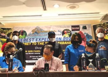 JEFFREY Kitingan (duduk-tengah) bersama Adelinah Litanga (duduk-kanan) menandatangani dokumen perasmian dan penyertaan Ekspedisi Everest di Kota Kinabalu hari ini.