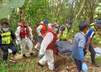 PASUKAN penyelamat mengangkat mayat remaja lelaki yang ditemukan lemas di Kampung Pangi, Tenom hari ini.