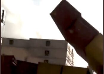 TANGKAP layar daripada rakaman video tular dalam media sosial memaparkan kejadian kontena tumbang di Pelabuhan Rotterdam, Belanda, tetapi dikaitkan dengan Pelabuhan Klang selepas gempa bumi di Sumatera Indonesia pagi tadi.