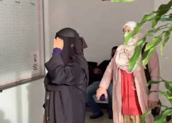 CT Ashlida Che Mat Razali (kiri) mengaku tidak bersalah di Mahkamah Sesyen Shah Alam, Selangor hari ini atas dua pertuduhan menggunakan jawatan bagi mencadangkan nama syarikat milik sendiri dan syarikat adik kandungnya bagi mendapatkan projek di AADK Sepang pada tahun 2016 dan 2017.