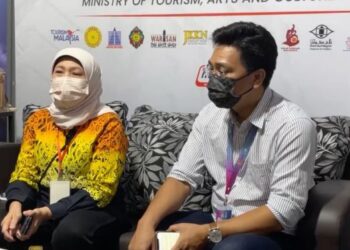 NANCY Shukri (kiri) bercakap dalam sidang akhbar di Citra Warna, Waterfront Kuching hari ini