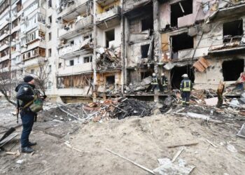 PASUKAN penyelamat menjalankan misi menyelamat di sebuah bangunan yang teruk dibedil peluru berpandu Rusia di Koshytsa Street, pinggir Kyiv, Ukraine. - AFP